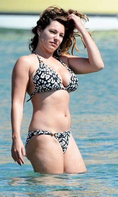 İngiliz model Kelly Brook, mayosuyla karın içinde gezdi - Sayfa 15