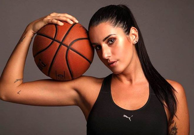 Ünlü basketbolcu Valentina Vignali çırılçıplak soyunup poz verdi - Sayfa 1