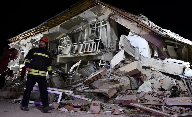 Ünlü isimler deprem sonrası yaşadıkları acıyı sosyal medyada paylaştı! 'Üzüntüden gözümü kırpamadım' - Sayfa 4