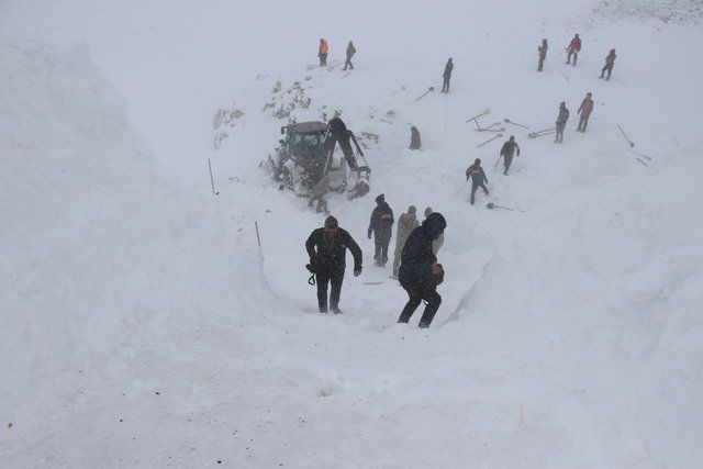 Van'daki çığ faciası ünlüleri yasa boğdu - Sayfa 16