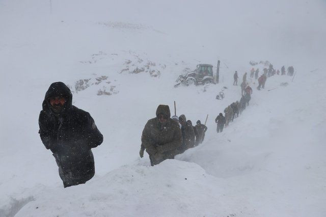 Van'daki çığ faciası ünlüleri yasa boğdu - Sayfa 21