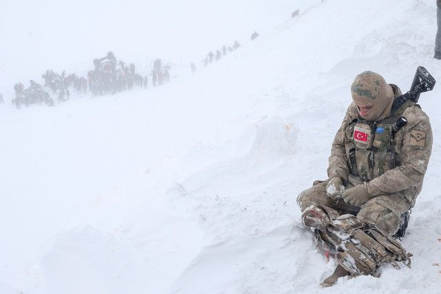 Van'daki çığ faciası ünlüleri yasa boğdu - Sayfa 32