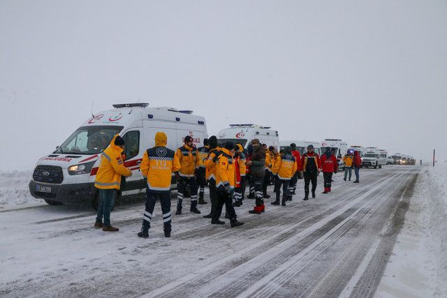 Van'daki çığ faciası ünlüleri yasa boğdu - Sayfa 34