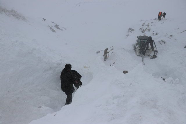 Van'daki çığ faciası ünlüleri yasa boğdu - Sayfa 36