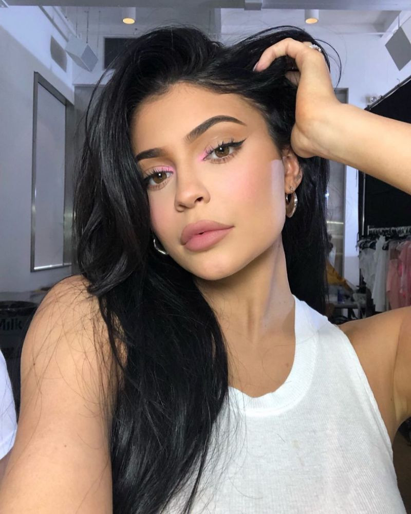 Kylie Jenner'ın kırmızı derin dekolteli elbisesi olay oldu - Sayfa 1