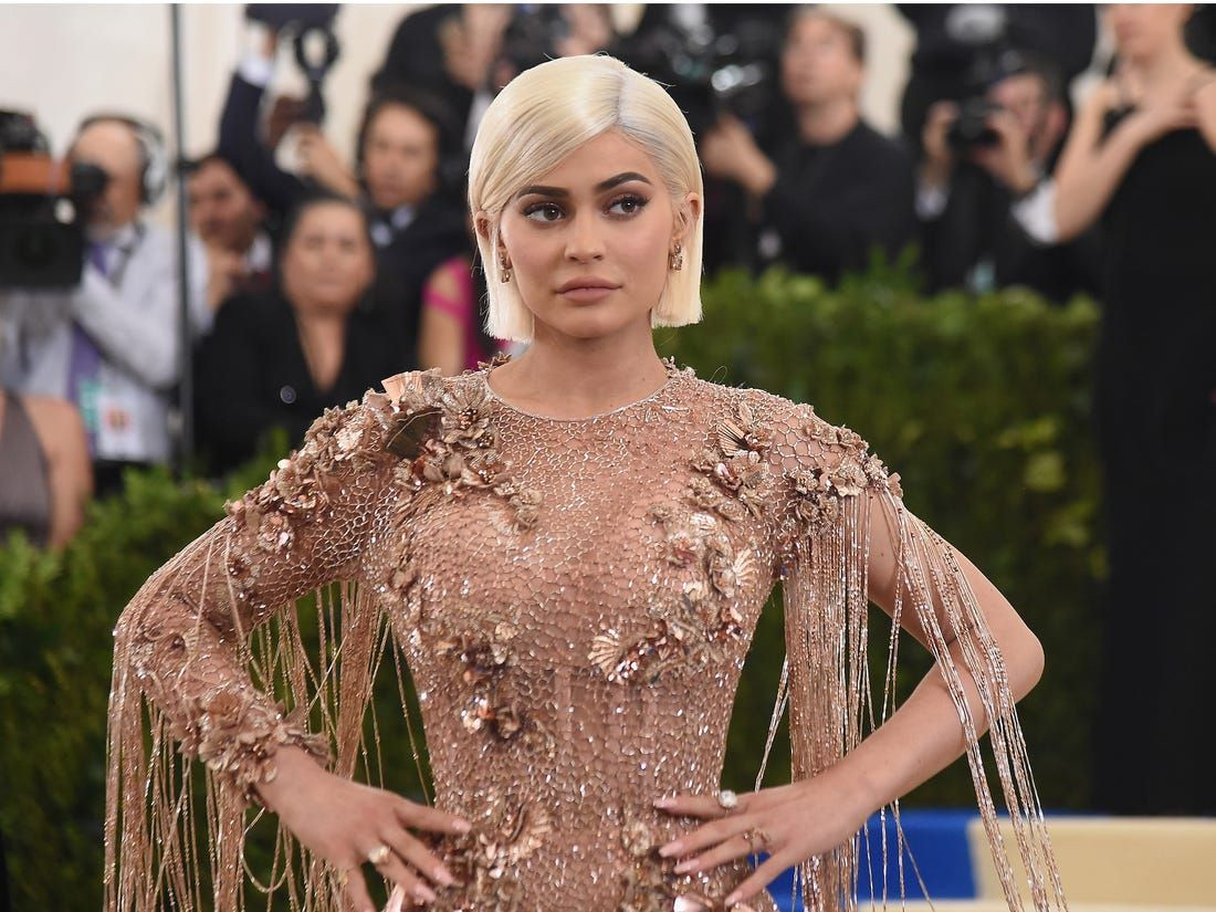 Kylie Jenner'ın kırmızı derin dekolteli elbisesi olay oldu - Sayfa 2