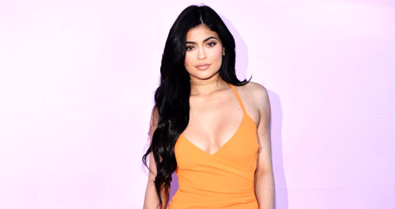 Kylie Jenner'ın kırmızı derin dekolteli elbisesi olay oldu - Sayfa 6