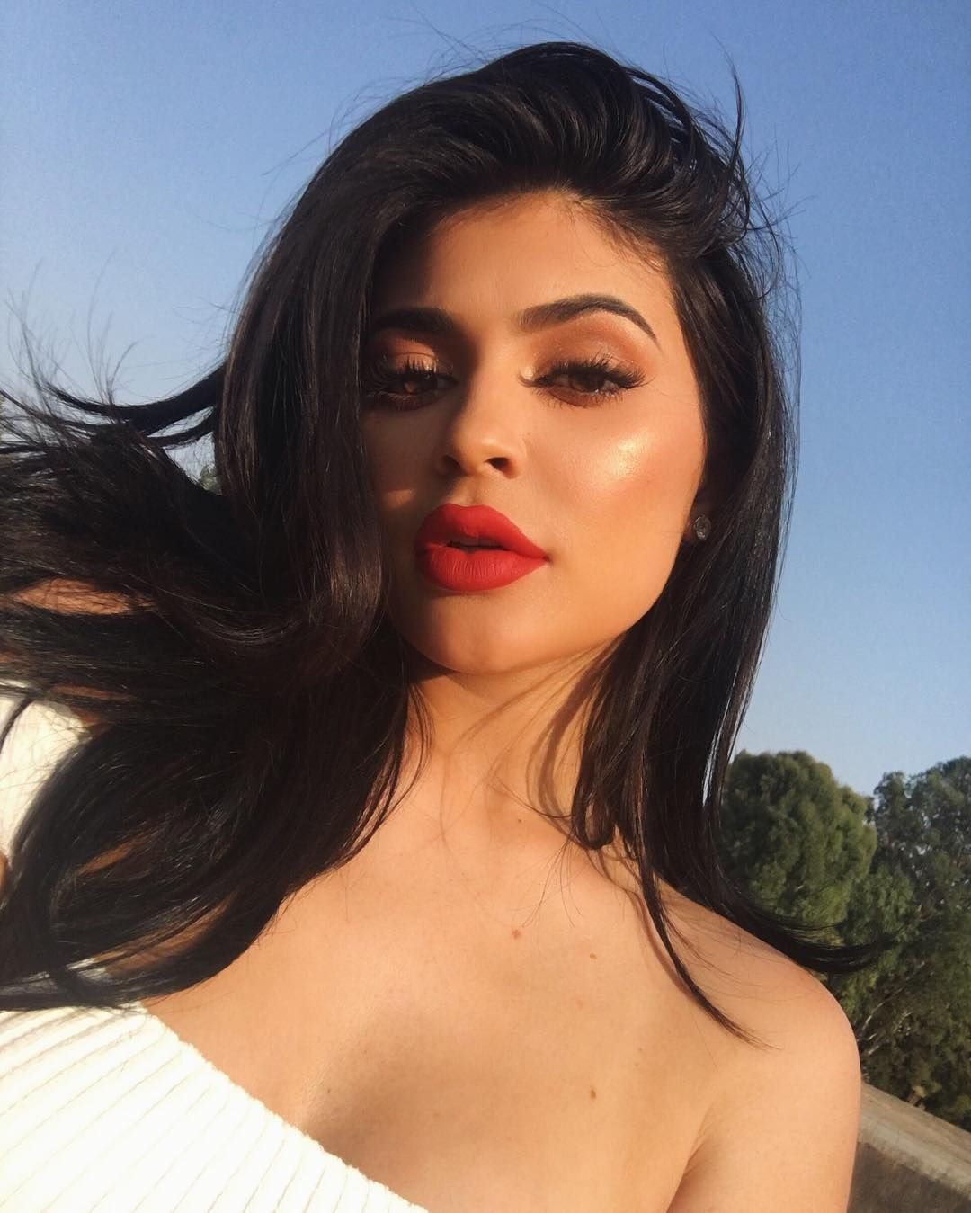 Kylie Jenner'ın kırmızı derin dekolteli elbisesi olay oldu - Sayfa 7