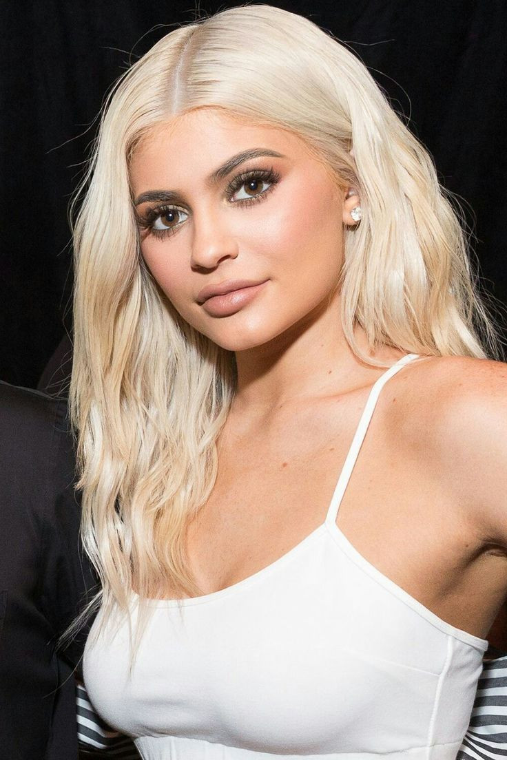 Kylie Jenner'ın kırmızı derin dekolteli elbisesi olay oldu - Sayfa 8