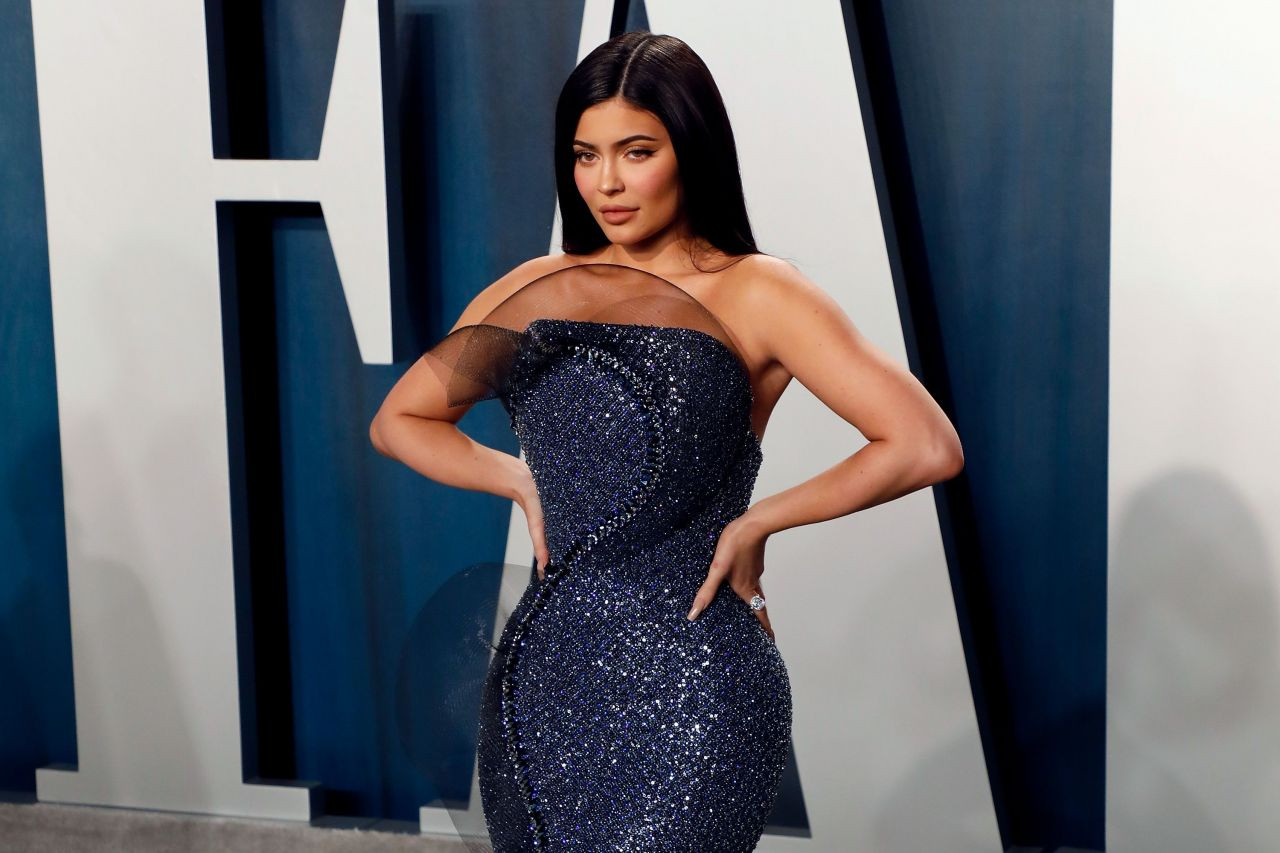 Kylie Jenner'ın kırmızı derin dekolteli elbisesi olay oldu - Sayfa 10