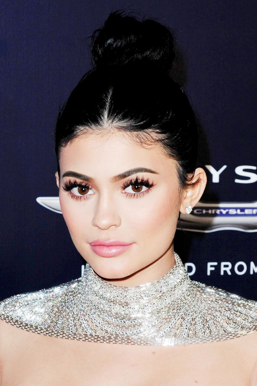 Kylie Jenner'ın kırmızı derin dekolteli elbisesi olay oldu - Sayfa 11