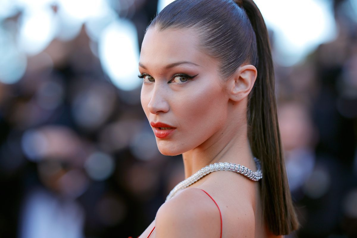 Bella Hadid gelinlikte de şeffaf! 'İnsanların beklediğinden daha fazlasını gösteriyor' - Sayfa 12