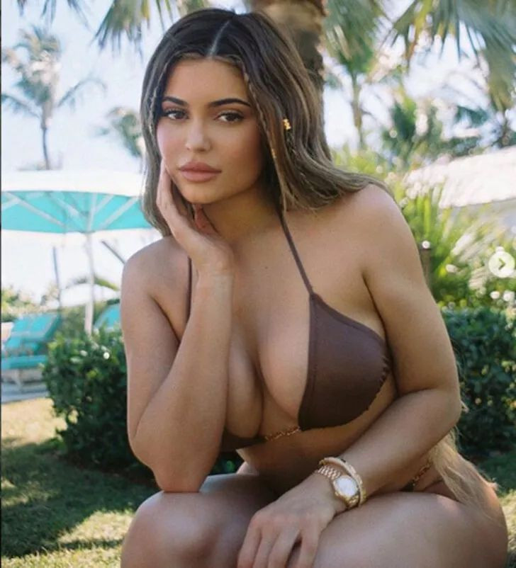 Kylie Jenner tatil için paraya kıydı! Pozları olay oldu - Sayfa 9