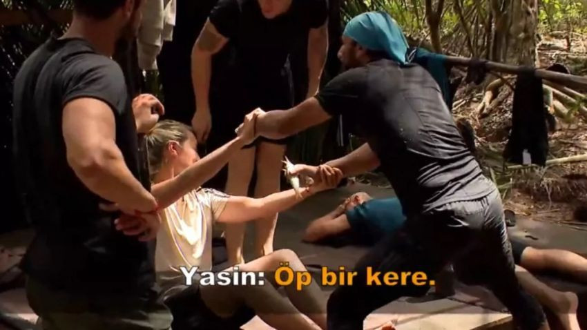 Survivor'da Yasin'den Evrim'e ilginç teklif: Öp bir kere - Sayfa 1