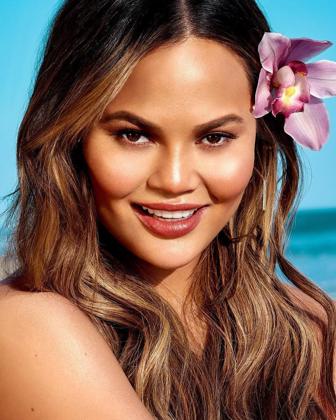 Chrissy Teigen itiraf etti: Göğüslerimdeki silikonların derhal çıkarılmasını istiyorum - Sayfa 10