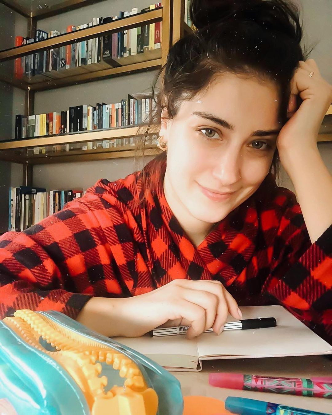 Hazal Kaya'nın yeni projesi belli oldu! Setlere ara vermişti - Sayfa 12