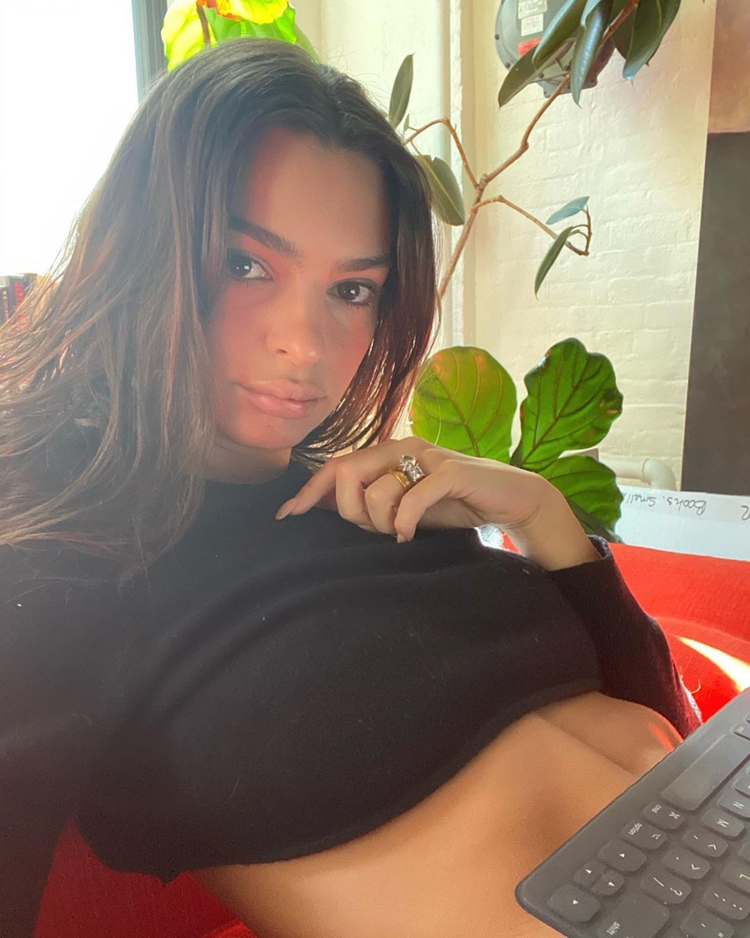 Emily Ratajkowski, karantina döneminde boş durmadı! Yeni koleksiyonunu tanıttı - Sayfa 21