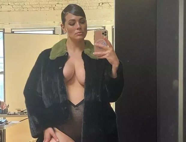 Ashley Graham'dan Vogue için cesur pozlar! Ceketinin önünü açıp göğüslerini sergiledi... - Sayfa 4