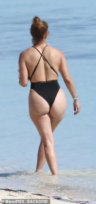 Jennifer Lopez tatilde! Tanga mayosuyla olay oldu - Sayfa 10