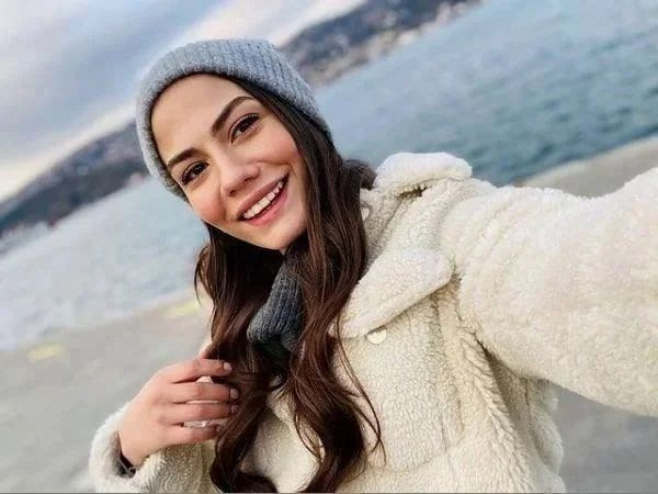 Ünlü oyuncu Demet Özdemir bornozlu paylaşımıyla olay oldu! - Sayfa 9