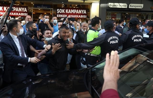 Akşener’e İkizdere'nin ardından Çayeli'nde de protesto! Domates ve su şişeleri atıldı - Sayfa 6