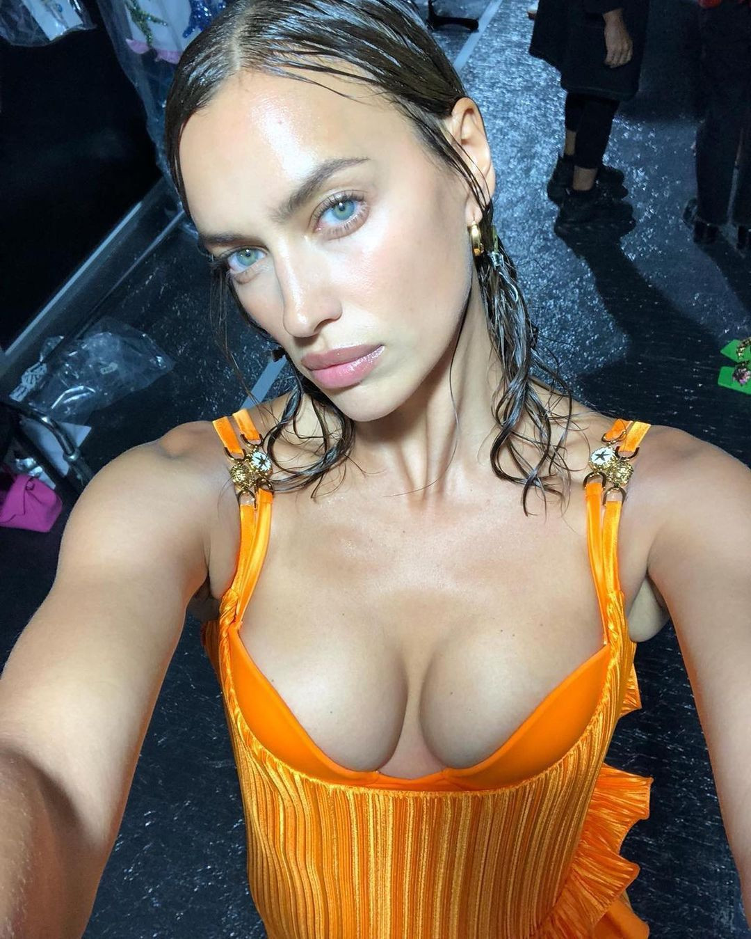 Irina Shayk üstsüz pozuyla sosyal medyayı salladı - Sayfa 13