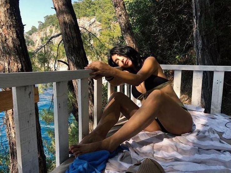 Hande Yener bikinili pozuyla ağızları açık bıraktı! Adeta gençlere taş çıkarttı… - Sayfa 10