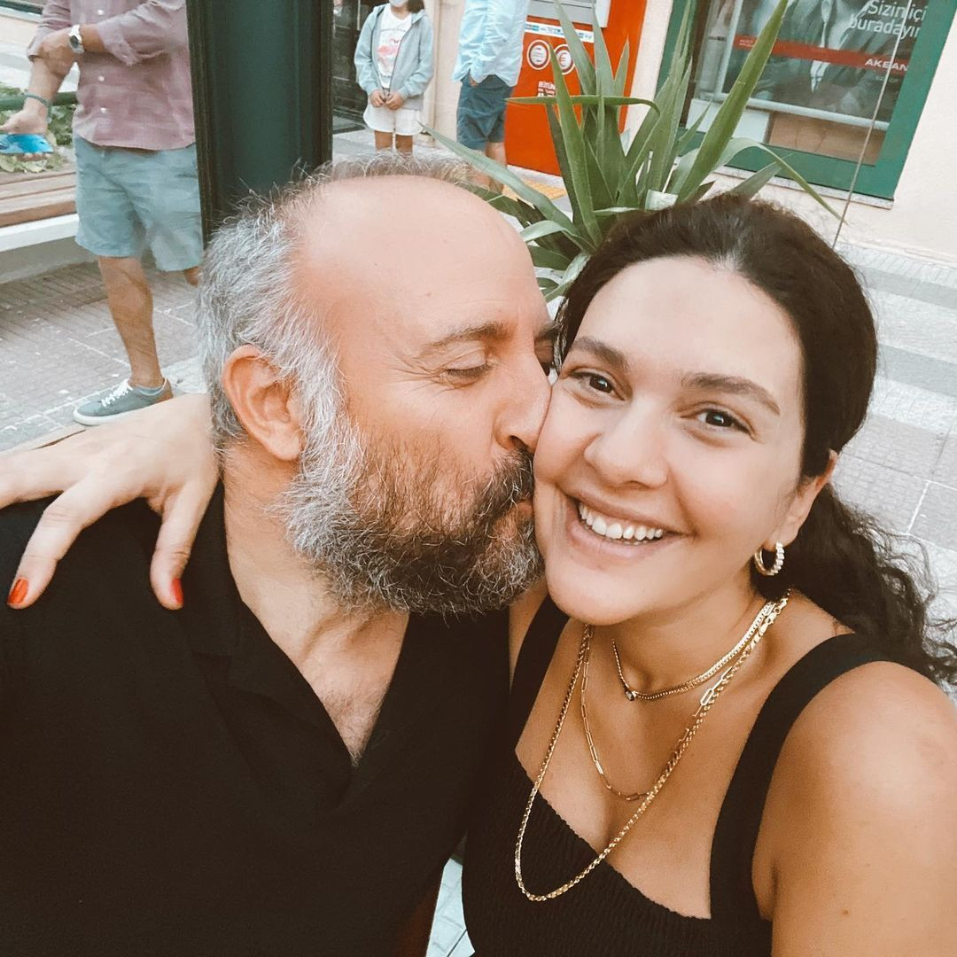 Bergüzar Korel Halit Ergenç’le sarmaş dolaş pozlarını paylaştı! ‘30 haftayı devirdik be ortak’ - Sayfa 6