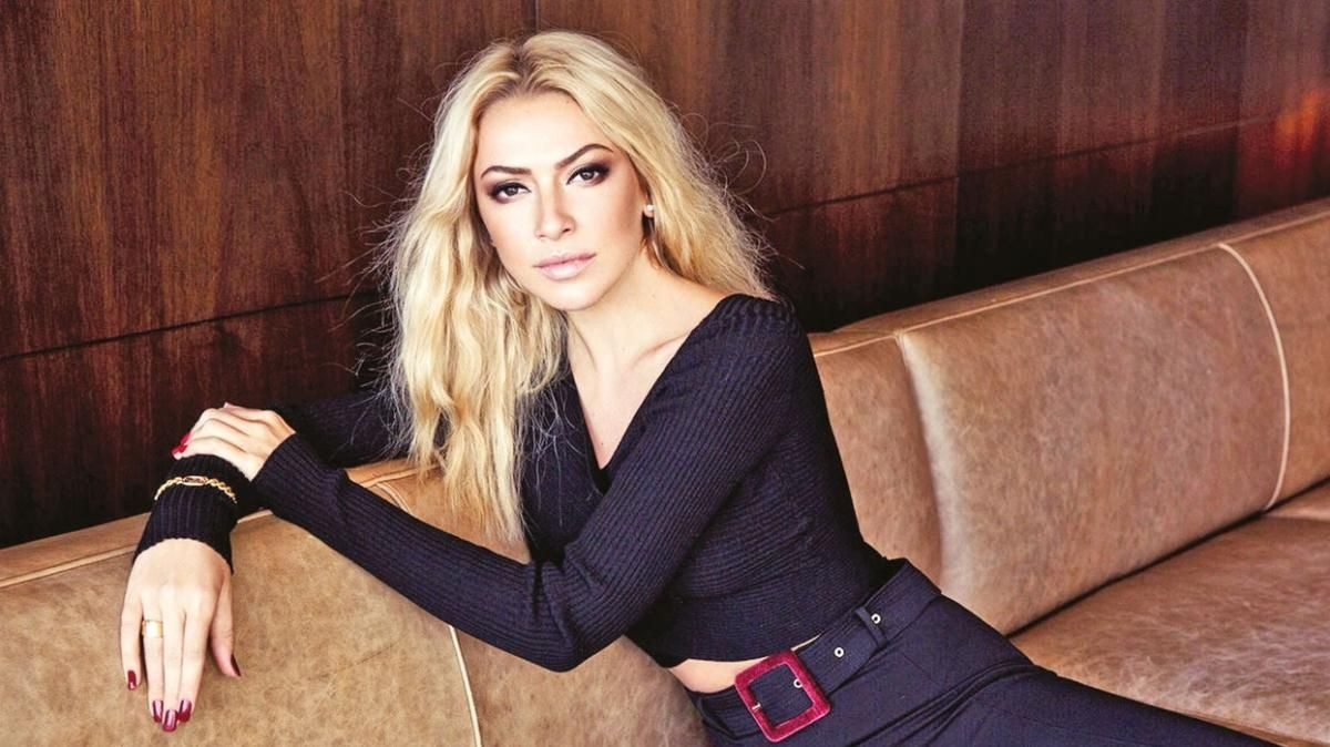 Hadise sevgilisi Mehmet Dinçerler'in kollarında böyle poz verdi! - Sayfa 1