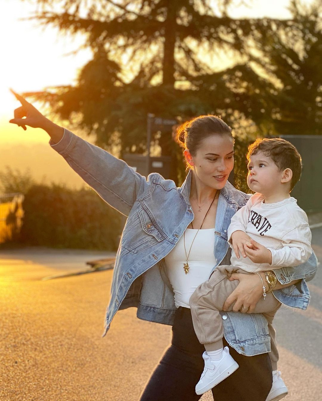 Fahriye Evcen ve Burak Özçivit Karan için bir dadı daha tuttu! Aylık maaşı dudak uçuklattı - Sayfa 10