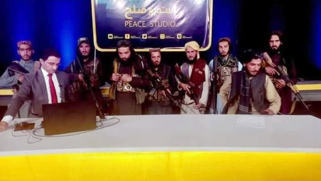 Afganistan televizyonunda tarihi anlar: Taliban elinde silahla yayına çıktı - Sayfa 4