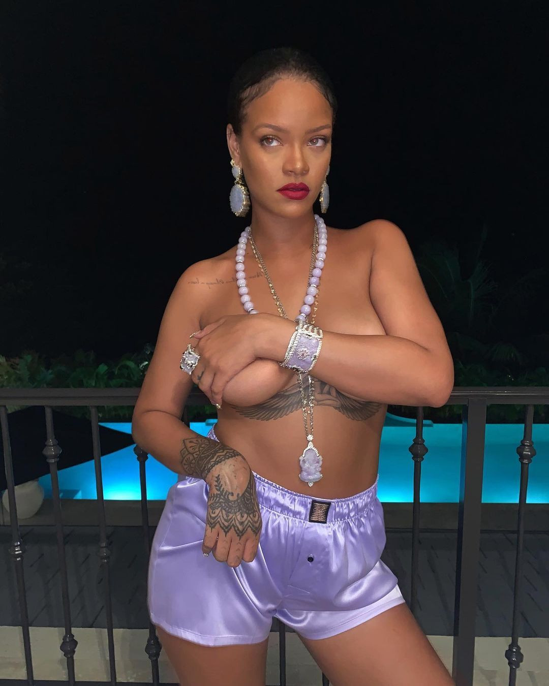 Rihanna yine kıvrımlarını sergiledi! Hayranları beğeni yağdırdı! - Sayfa 9