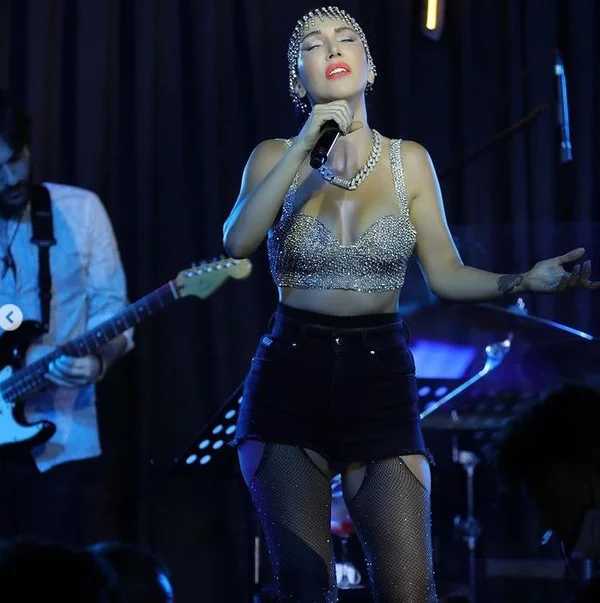 Hande Yener'in son kostümü sosyal medyada ti'ye alındı! Yeni Akit'ten 'ahlaksız' başlığı - Sayfa 17