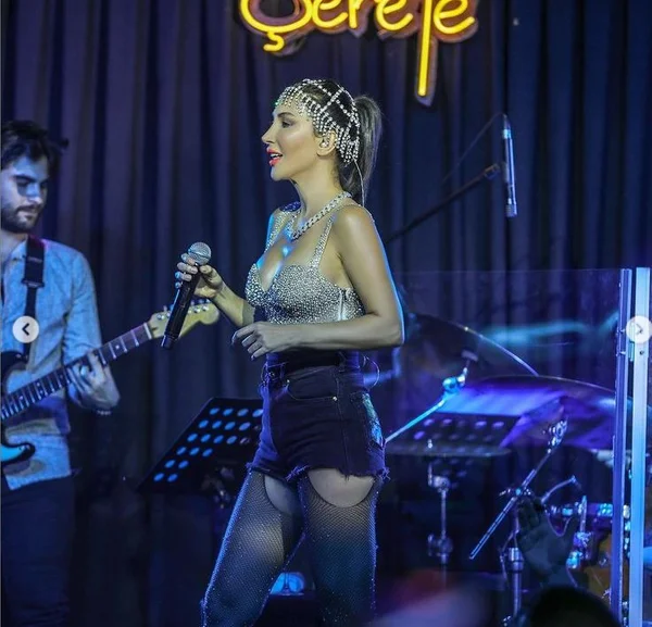 Hande Yener'in son kostümü sosyal medyada ti'ye alındı! Yeni Akit'ten 'ahlaksız' başlığı - Sayfa 21