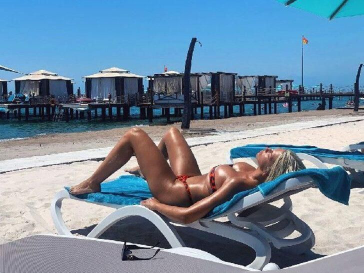 Tosic’in eski eşi Jelena Karleusa’dan olay paylaşım! Pembe bikinisiyle... - Sayfa 1