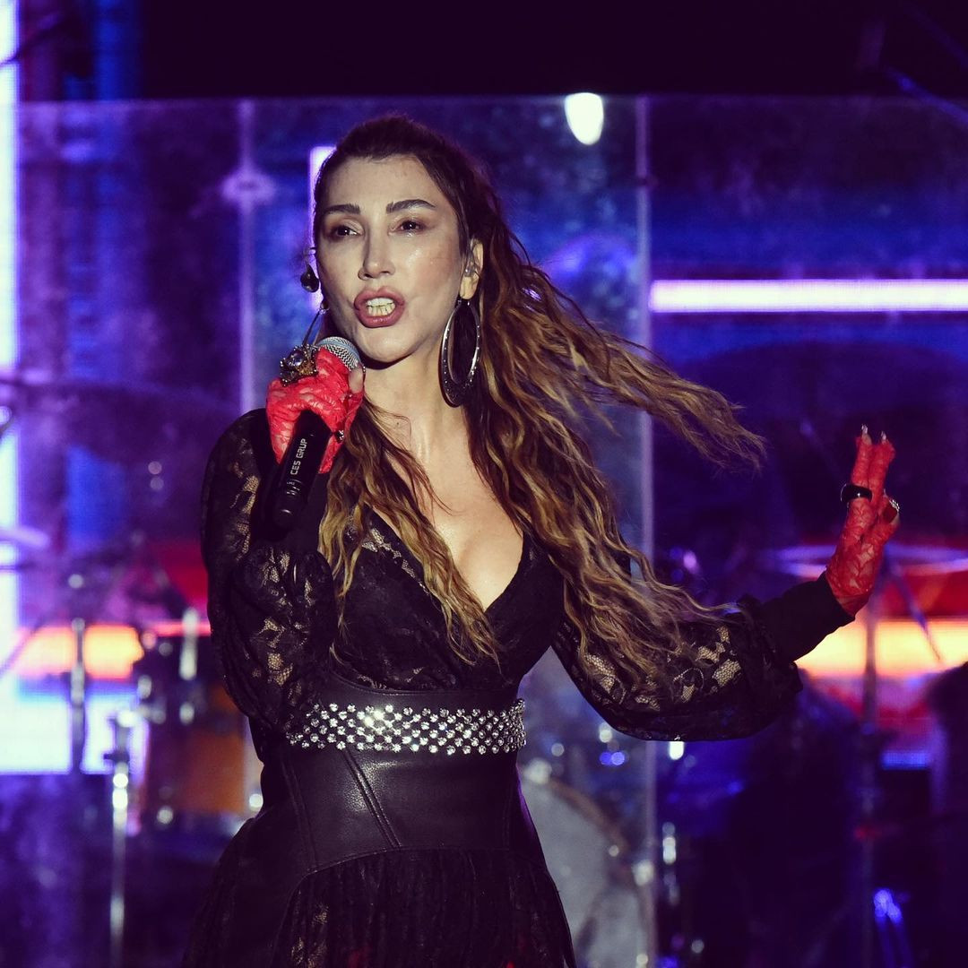 Hande Yener’in sahne kostümü ağızları açık bıraktı! Kırmızı jartiyer ve maske detayı - Sayfa 10