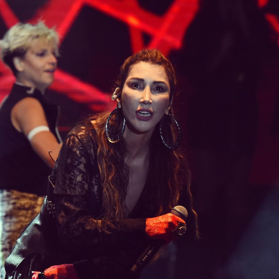 Hande Yener’in sahne kostümü ağızları açık bıraktı! Kırmızı jartiyer ve maske detayı - Sayfa 13