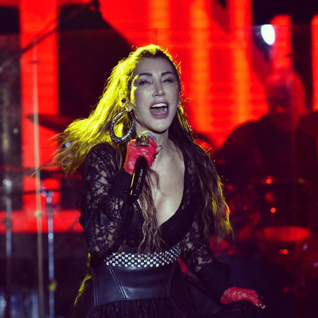 Hande Yener’in sahne kostümü ağızları açık bıraktı! Kırmızı jartiyer ve maske detayı - Sayfa 14