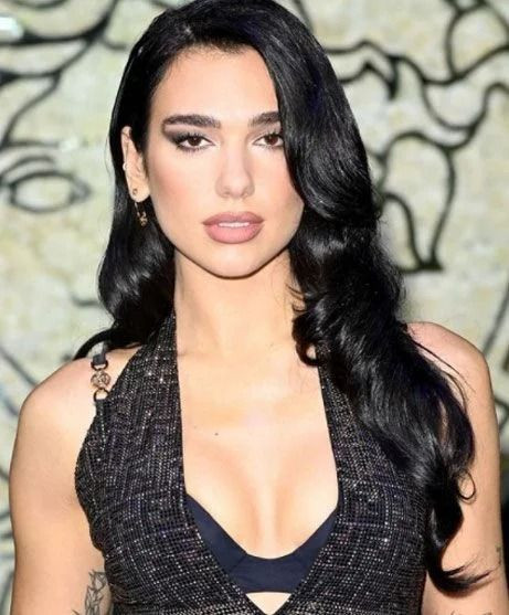 Dünyaca ünlü şarkıcı Dua Lipa transparan kıyafetiyle nefesleri kesti! - Sayfa 6