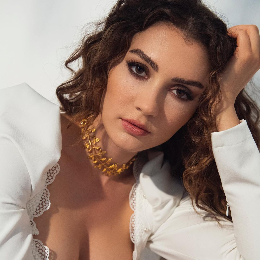 Burcu Özberk’ten derin göğüs dekolteli karavan pozu - Sayfa 6