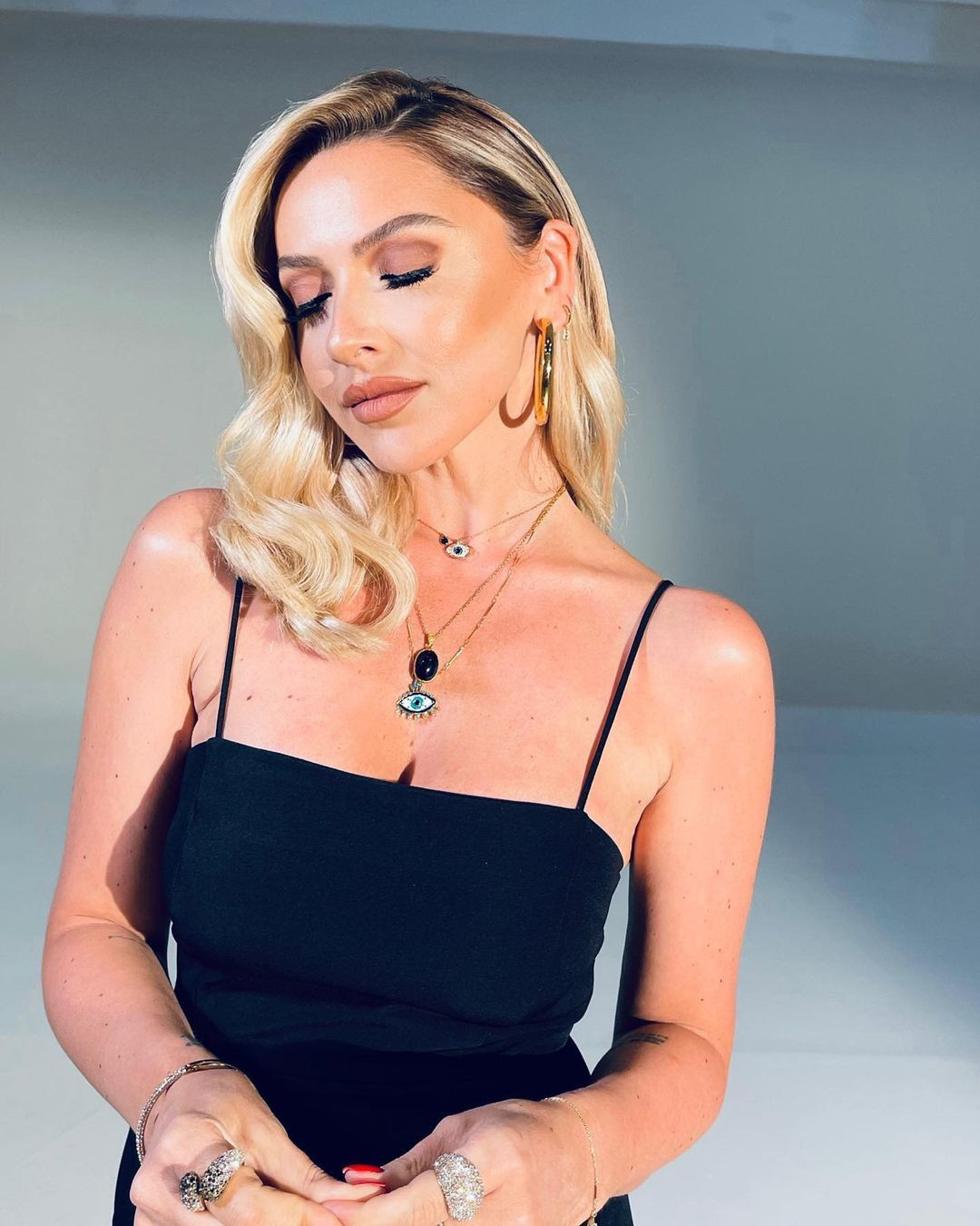 Hadise'den pırlanta yüzüğü ve kıyafetiyle dikkat çeken pozlar! Beğeni yağmuruna tutuldu - Sayfa 22