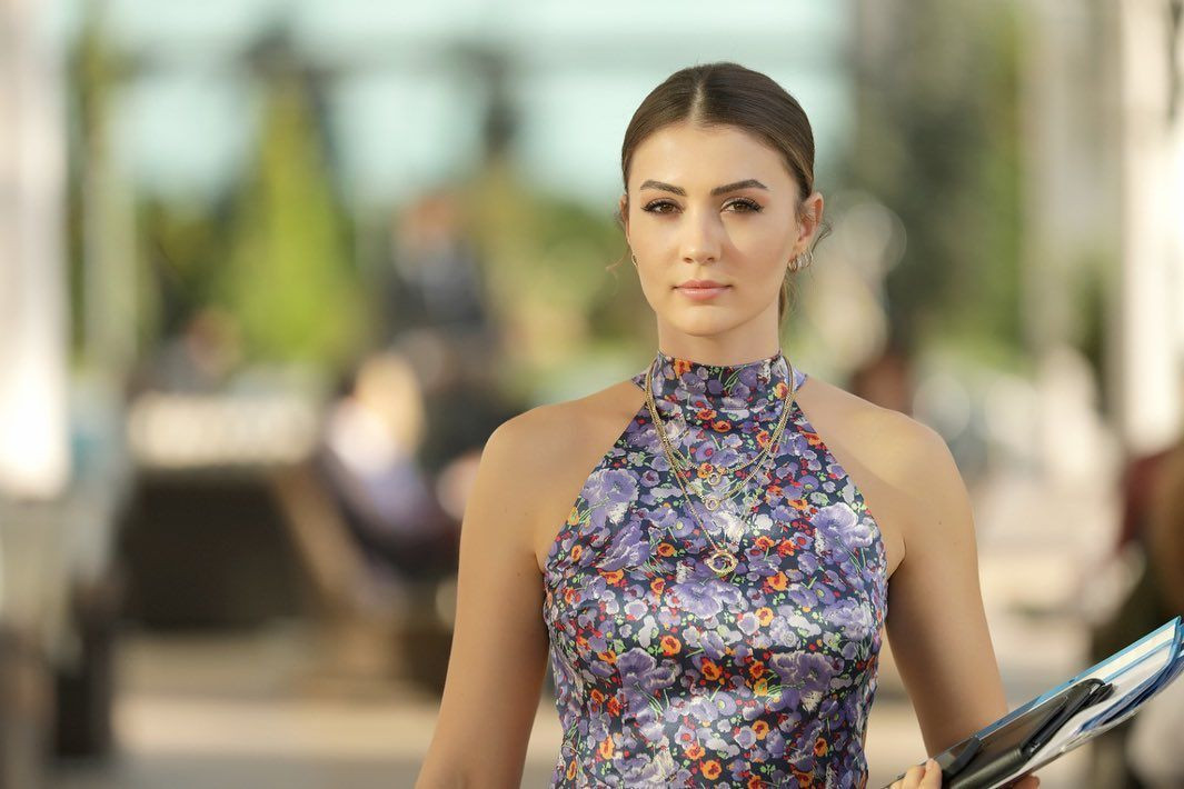 Burcu Özberk’ten derin göğüs dekolteli karavan pozu - Sayfa 2