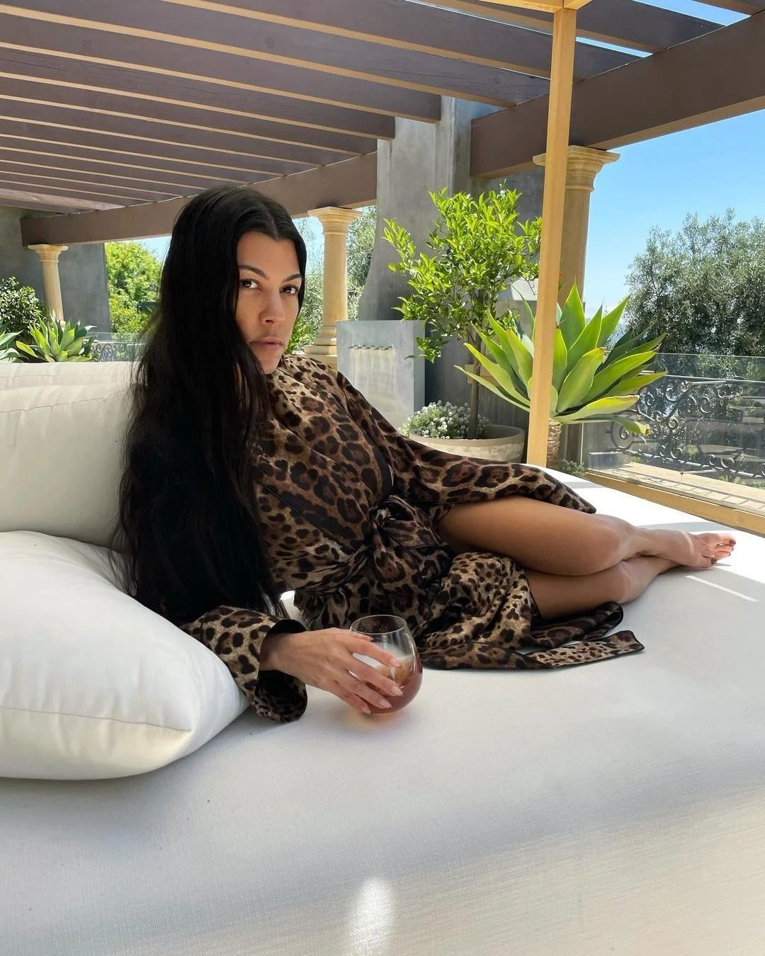 Dur durak bilmiyor! Kourtney Kardashian süper minisiyle olay oldu - Sayfa 6