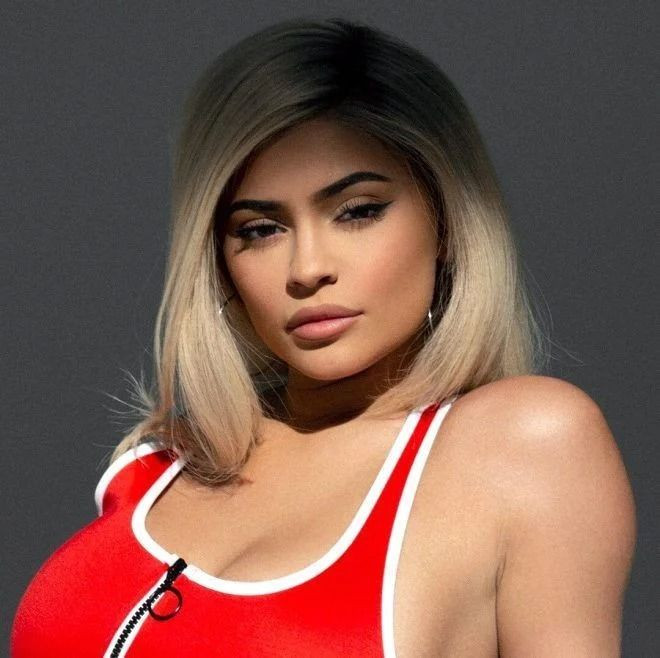 Hamileliği Kylie Jenner'ı durdurmadı! Çırılçıplak kamera karşısına geçti - Sayfa 29