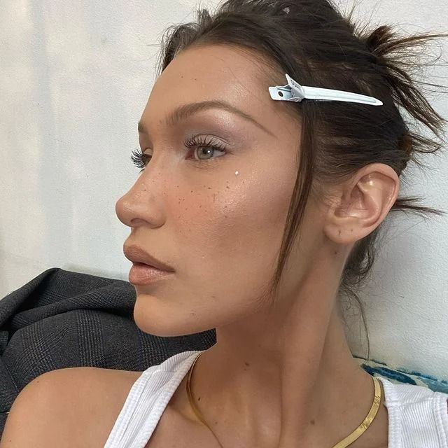 Bella Hadid'in samanlık pozları olay oldu! Cüretkar paylaşımı beğeni yağmuruna tutuldu... - Sayfa 6