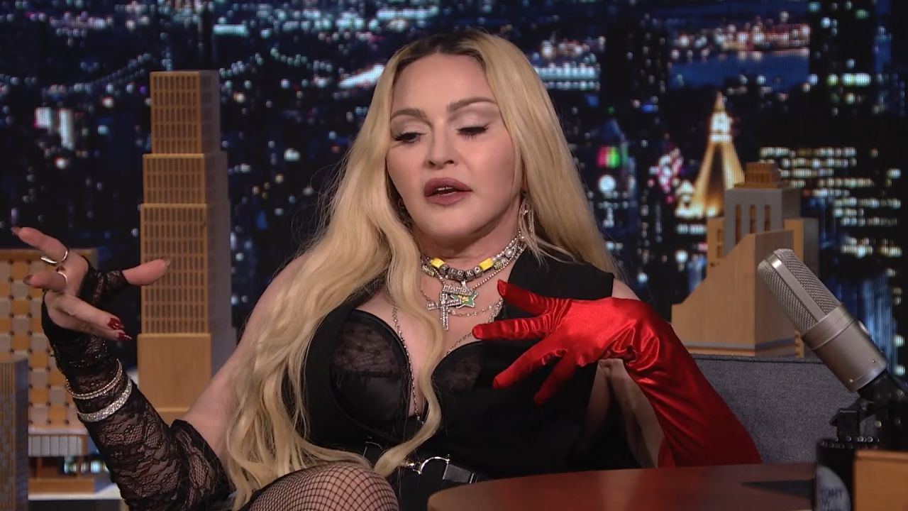 63’lük Madonna’dan canlı yayında olay hareketler! Önce masaya uzandı sonra eteğini açtı... - Sayfa 1