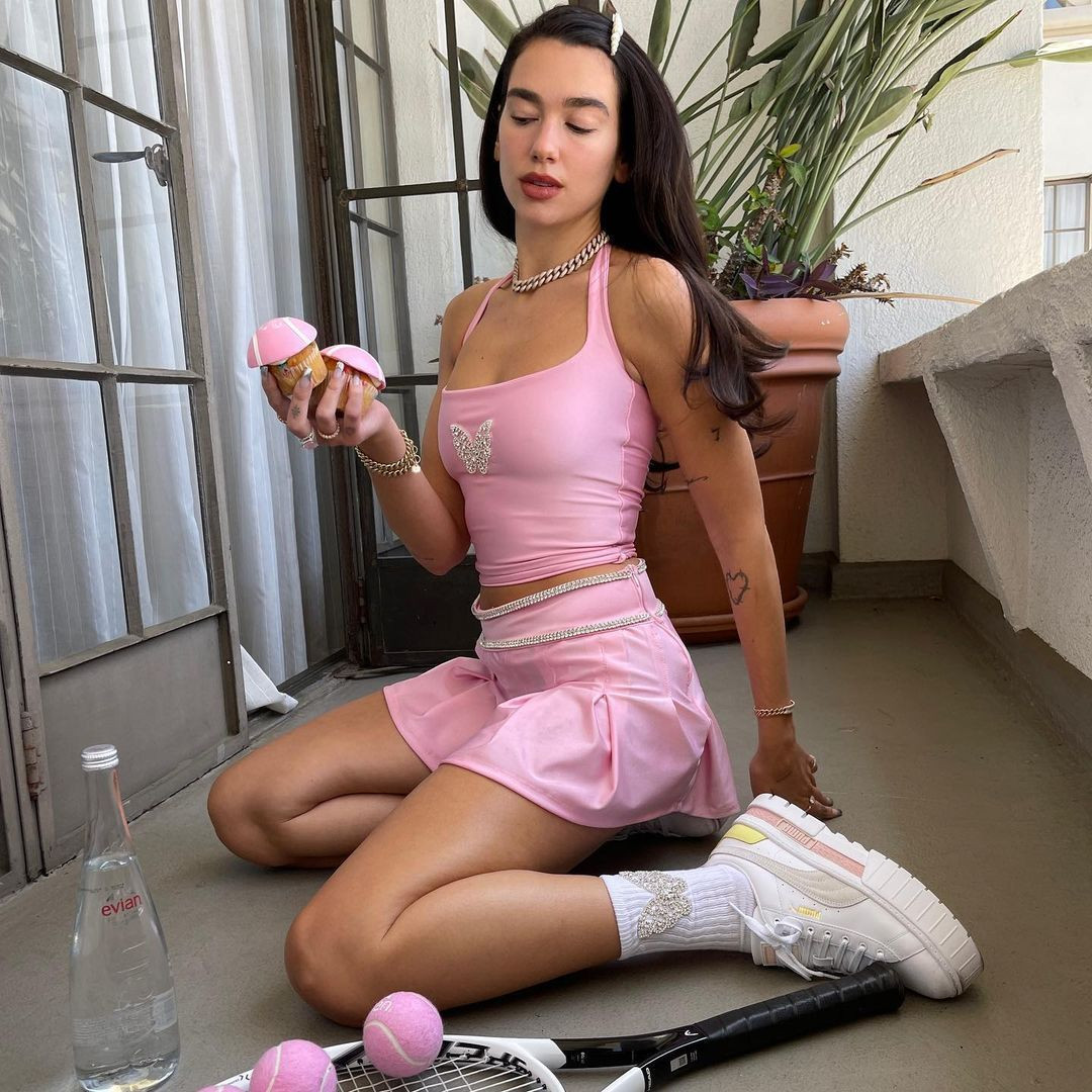 Dua Lipa da furyayı takip etti! Göğüs uçlarını çiçekle kapattı - Sayfa 13