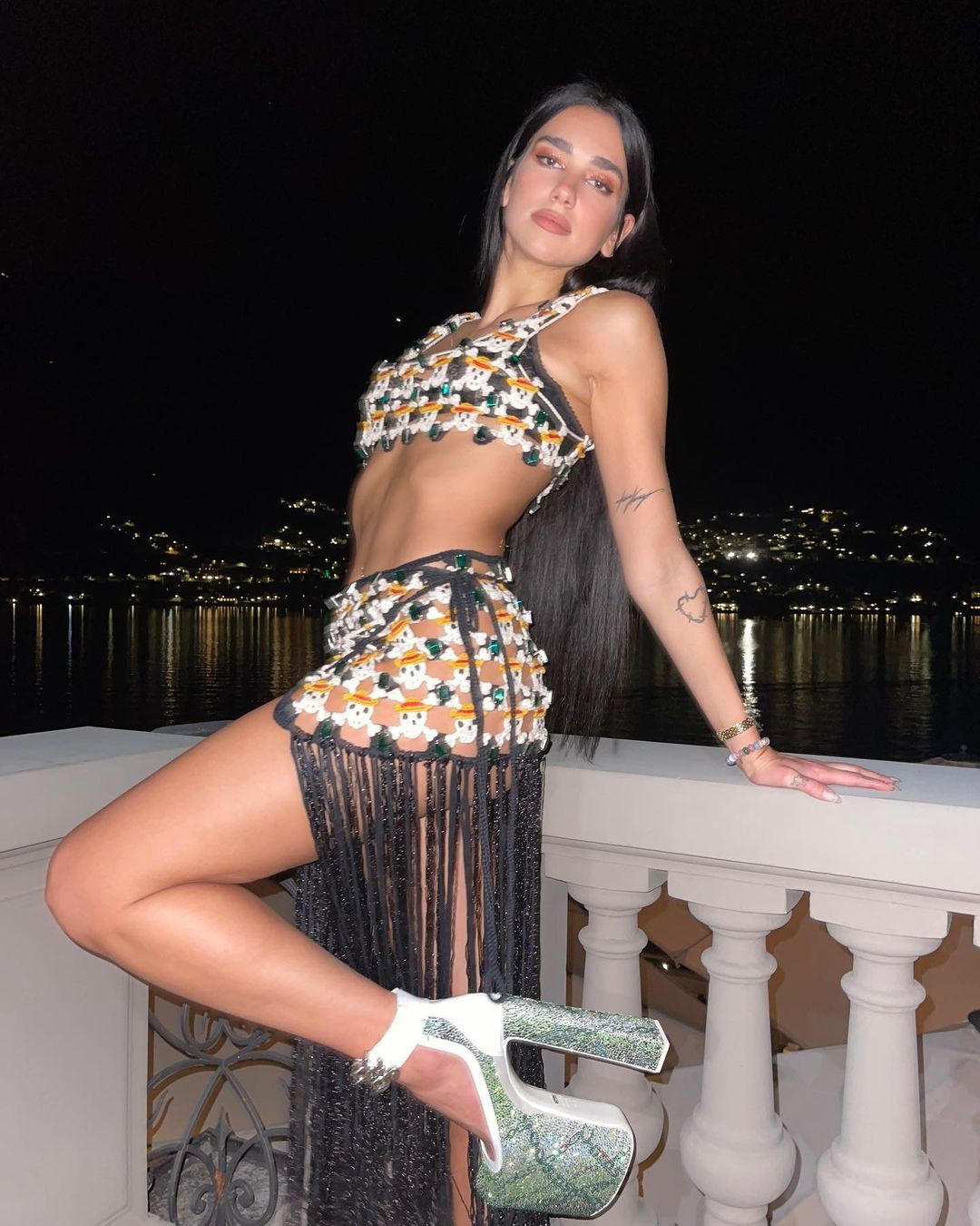 Dua Lipa da furyayı takip etti! Göğüs uçlarını çiçekle kapattı - Sayfa 6