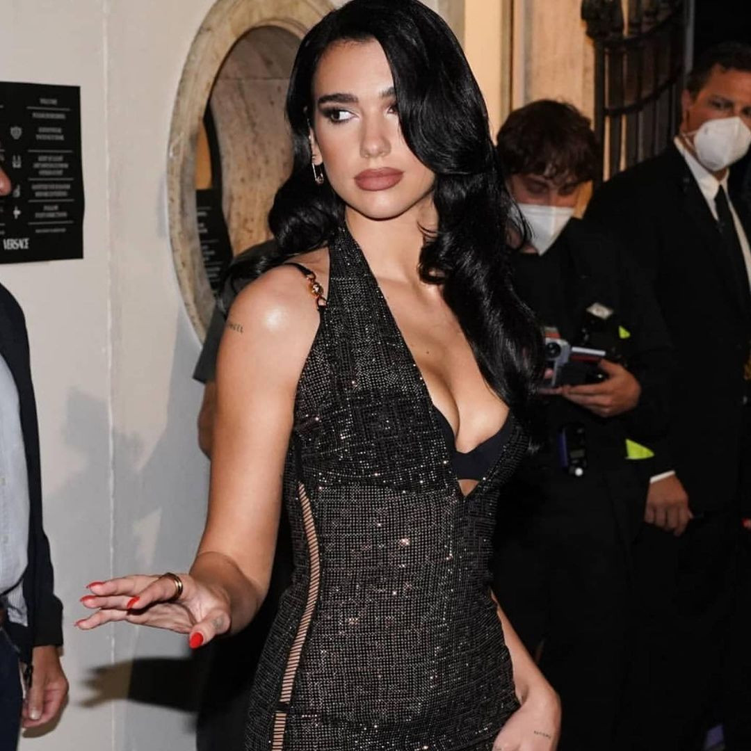 Dua Lipa da furyayı takip etti! Göğüs uçlarını çiçekle kapattı - Sayfa 7