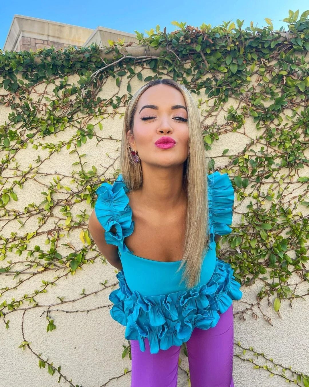 Rita Ora üstsüz pozuyla sosyal medyayı salladı! Üçlü ilişkisiyle gündeme gelmişti... - Sayfa 11